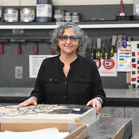 profile picture of Sheila Goloborotko in the UNF printmaking studio